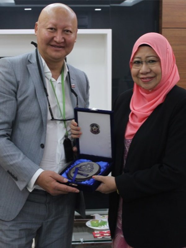 البروفيسور نزارالييف مع زملائه